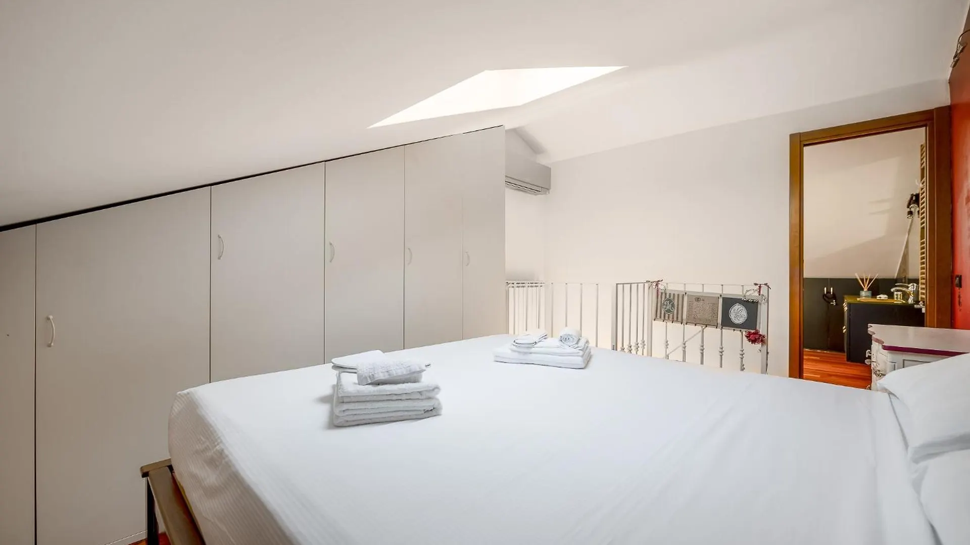 Bright Loft - Free Private Parking Apartment Milan